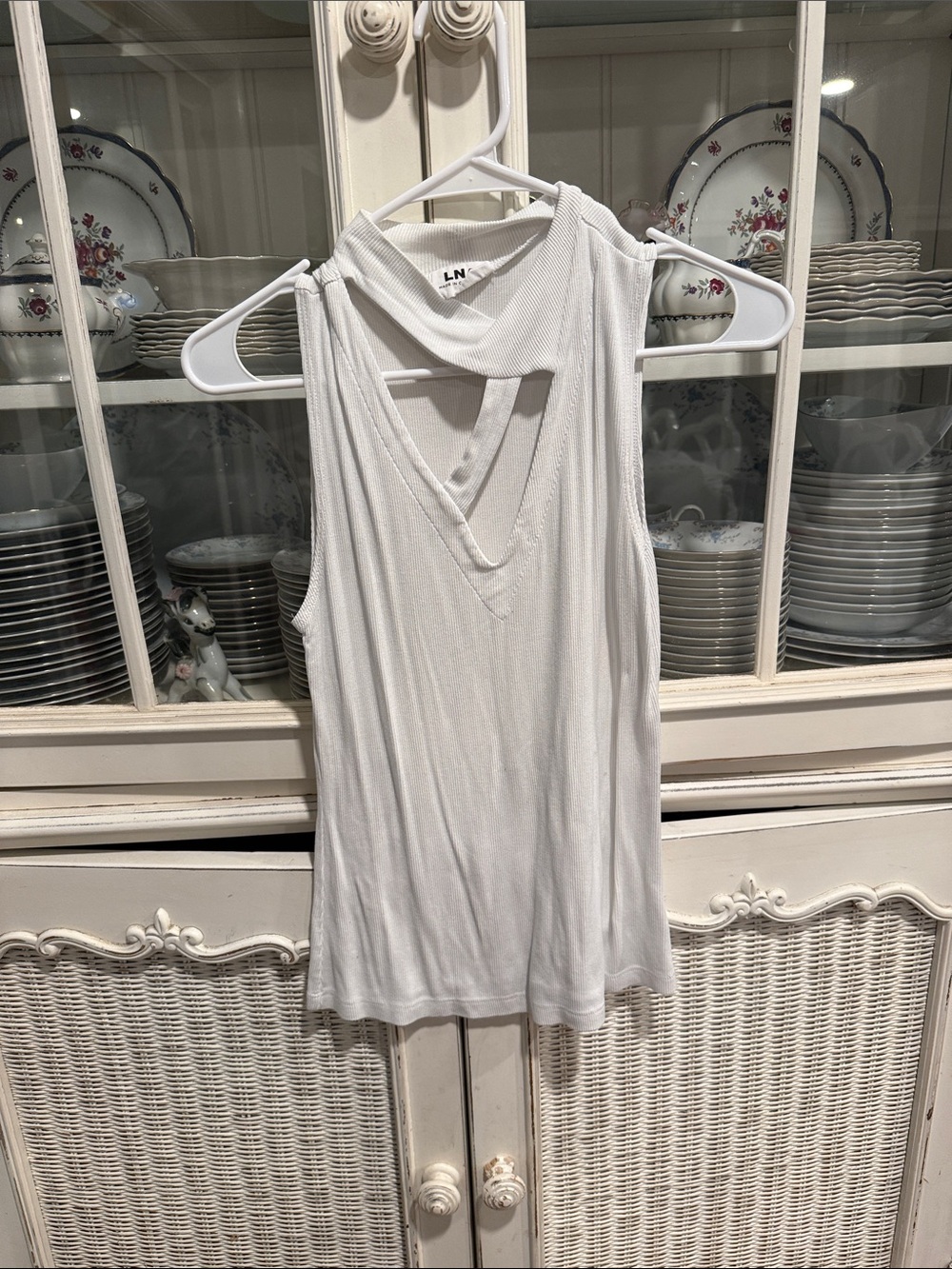 LNA White Double-Neck V-Detail Sleeveless Tank m